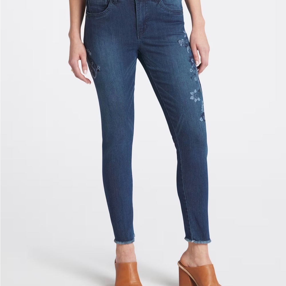 Gorgeous Embroidered Blue Jeans 💙 - Picture 2 of 9